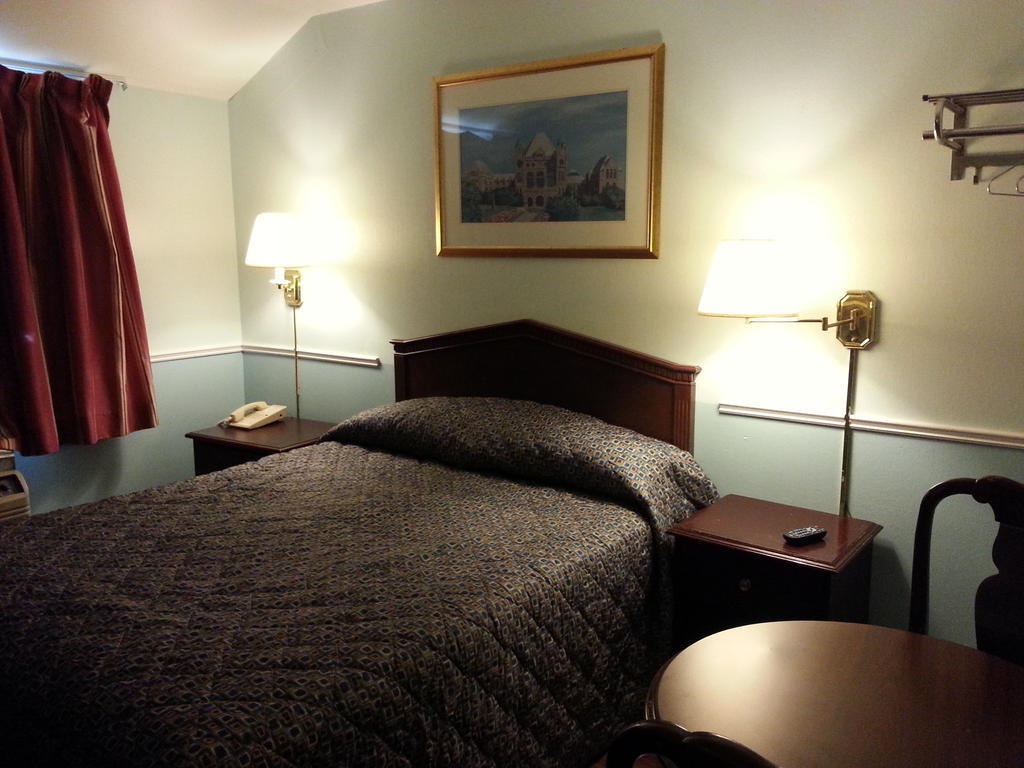 Queensway Motel トロント エクステリア 写真